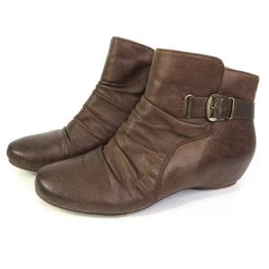 BareTraps Song Brown Lined Wedge Booties